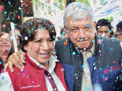 La próxima ministra de Educación, Delfina Gómez, y el presidente de México, Andrés Manuel López Obrador, tras un mitin en el Estado de México en 2019.