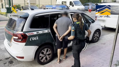 La Guardia Civil detiene a un miembro de la organización criminal.