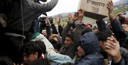 Refugiados en la frontera entre Grecia y Macedonia este miércoles.