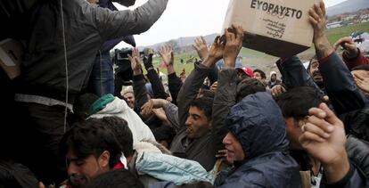 Refugiados en la frontera entre Grecia y Macedonia este mi&eacute;rcoles.