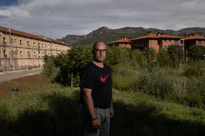 El alcalde de La Pobla de Segur, con las viviendas de la Sareb de fondo. A la derecha, los antiguos pisos de Renfe y a la izquierda, los de Vallfosca Interllacs.