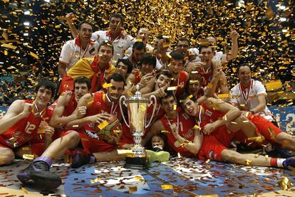 Las categorías inferiores están demostrando que el baloncesto español tiene futuro. Los jugadores de la selección española sub 18 celebran el Europeo que conquistaron el pasado domingo. También han ganado un Europeo recientemente los equipos sub 20 masculina y femenina. A ello se suma la plata conquistada en por las chicas en el Mundial sub 19.