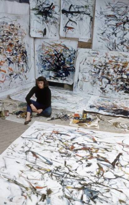 Joan Mitchell, en su estudio en París en septiembre de 1956.