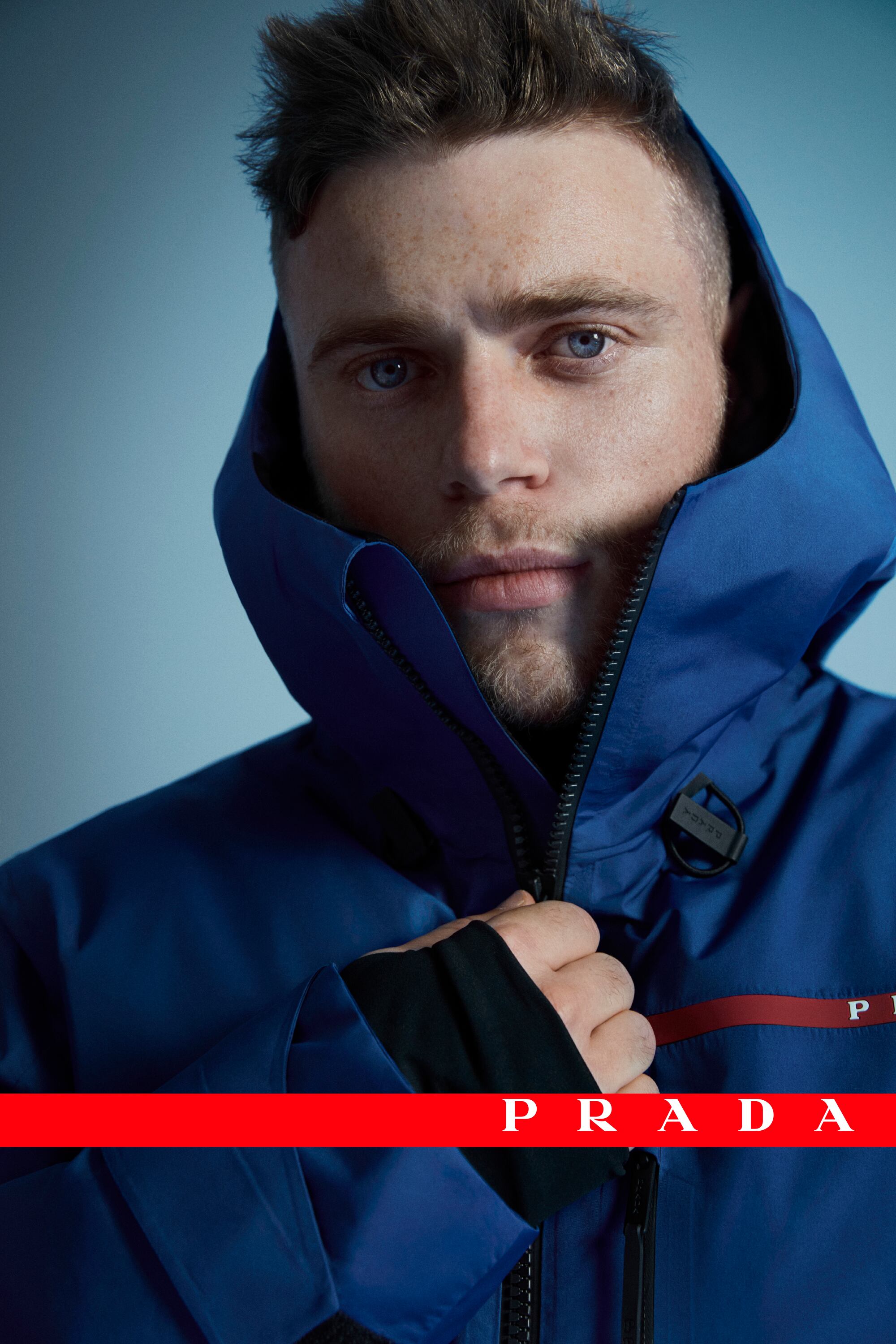 La colección Prada Linea Rossa incorpora prendas de abrigo de técnica avanzada y diseño minimalista.