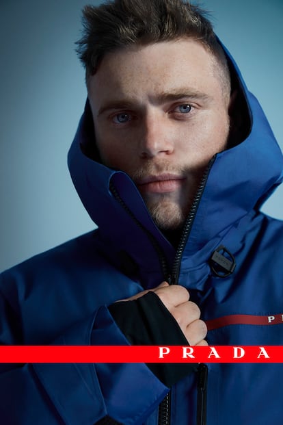 La colección Prada Linea Rossa incorpora prendas de abrigo de técnica avanzada y diseño minimalista.