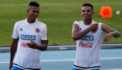 Los jugadores de la seleccin colombiana de ftbol Freddy Guarn (i) y Alexander Meja durante un entrenamiento.