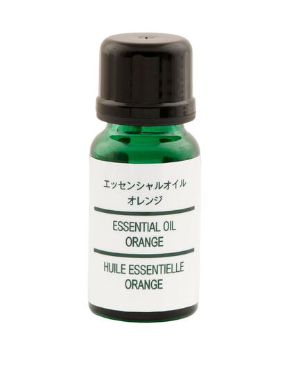 Aceite de esencia de naranaja, que puede ejercer de acompa?ante perfecto en cualquier velada romntica. Es de Muji. (c.p.v.)