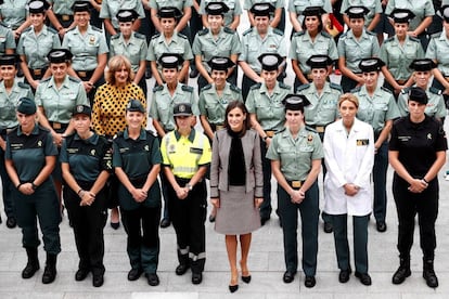 La reina Letizia durante la foto de familia con las agentes de la Guardia Civil, este jueves, en Madrid.