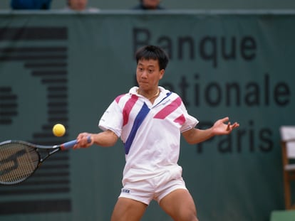 Michael Chang, durante un partido de la edición de 1989 de Roland Garros.