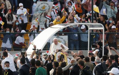 El papa Francisco a su llegada al estadio de Erbil, la capital regional del Kurdistán, donde celebra la mayor liturgia durante su viaje a Irak en plena pandemia.