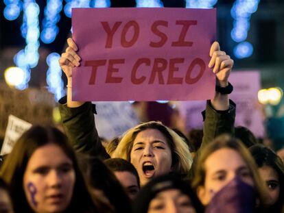 'Yo sí te creo', uno de los lemas más leídos en la marcha del 25N en Madrid.