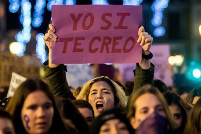 'Yo sí te creo', uno de los lemas más leídos en la marcha del 25N en Madrid.