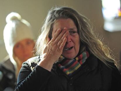 Una mujer llora en un servicio en una iglesia episcopaliana en Newtown. 