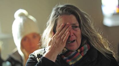 Una mujer llora en un servicio en una iglesia episcopaliana en Newtown. 