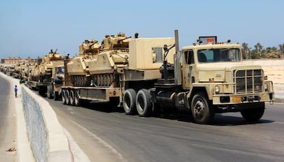 Camiones del ej&eacute;rcito egpcio cargados con tanques en El Arish, en la pen&iacute;nsula del Sina&iacute;, a principios de agosto.