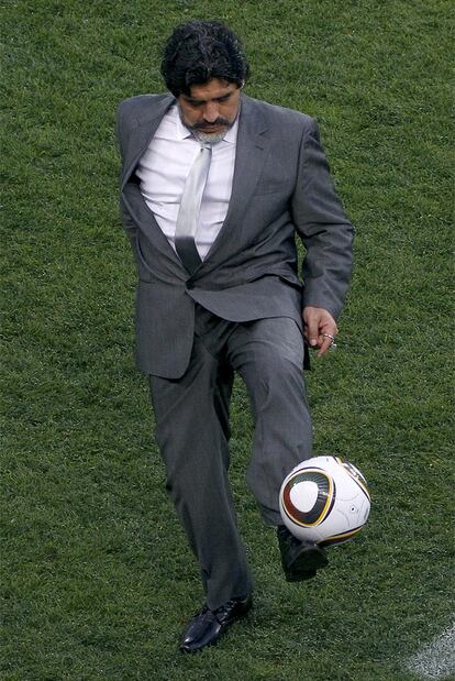 Maradona no desperdició la ocasión para exhibir su majestuoso manejo de la pelota.
