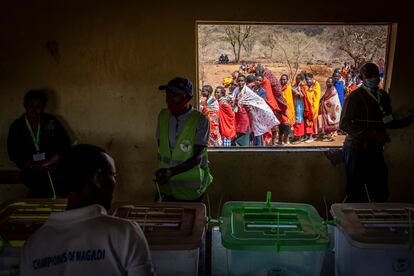 Los masáis esperan para emitir sus votos en el condado de Kajiado (Kenia), este martes.