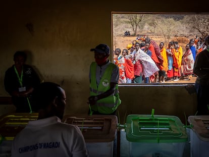 Los masáis esperan para emitir sus votos en el condado de Kajiado (Kenia), este martes.