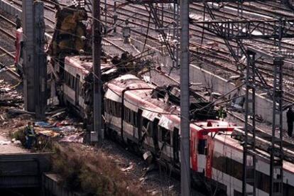 Uno de los trenes de cercanías, en la estación de Atocha tras los atentados.