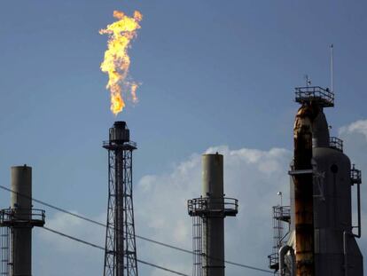 Un tribunal neerlandés exige a Shell reducir un 45% sus emisiones para 2030