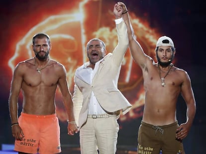 Jorge Javier Vázquez levanta el brazo del ganador de 'Supervivientes 2019', Omar Montes.