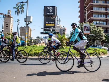 Manifestantes en bicicleta recorren la avenida Harambee, cerca de la Asamblea Nacional de Kenia en Nairobi.