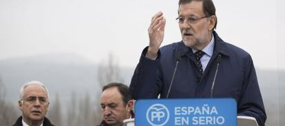 El presidente del PP y candidato a la Presidencia del Gobierno, Mariano Rajoy, pronuncia unas palabras en Logroño.