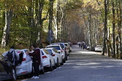 Doble hilera de coches en la carretera BV-5114 en el Montseny.