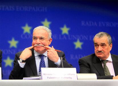 El ministro de Relaciones Exteriores de Palestina, Riad al-Maliki, bromea junto a su homólogo checo, Karel Schwarzenberg, durante la rueda de prensa posterior a su reunión.