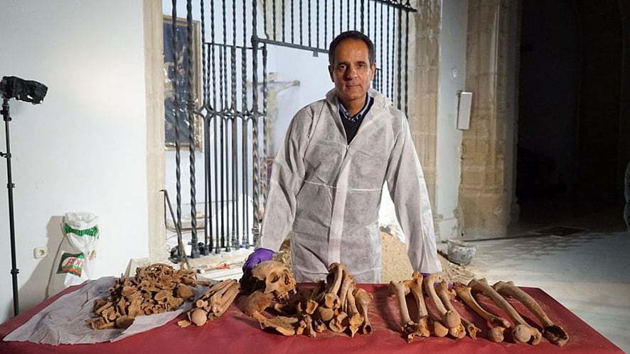 El forense José Antonio Lorente muestra restos exhumados durante la investigación.