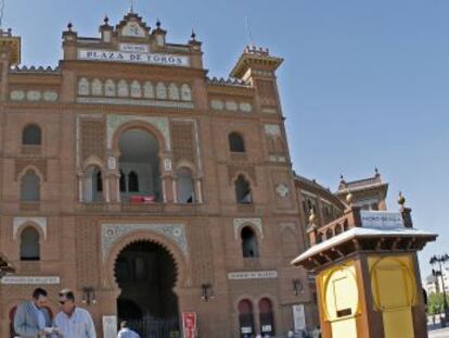 Fachada de la plaza de toros de Las Ventas con los carteles de la feria de San Isidro 2007.