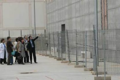 Vista del patio de deportes del instituto público de Almussafes, cuya fachada ha sido vallada debido a los desprendimientos.