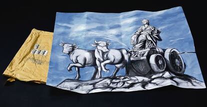 La obra Cibeles láctea, junto al sobre en el que llegó a la redacción de EL PAÍS.