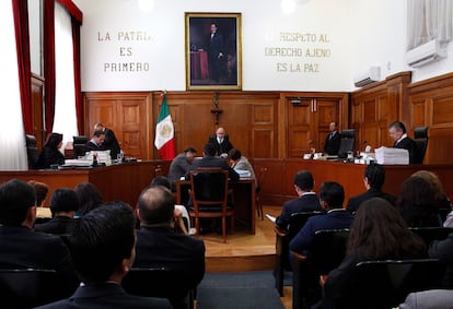 Norma Piña, Jorge Mario Pardo, José Ramón Cossio y Arturo Zaldívar en una de las cámaras de la Suprema Corte en 2016. Piña, Cossio y Zaldívar fueron compañeros de posgrado.