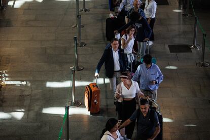 Varias personas hacen cola para coger un taxi en las inmediaciones de la terminal T4 del aeropuerto Adolfo Suárez-Madrid Barajas, el 30 de junio de 2023.