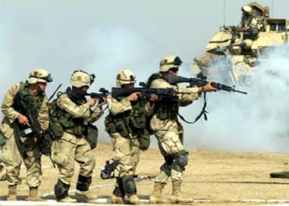 Un grupo de soldados estadounidenses se entrena en Kuwait, a cinco kilómetros escasos de la frontera con Irak.