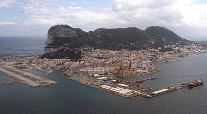 El aeropuerto y el puerto marítimo ubicados frente al Peñón de Gibraltar.