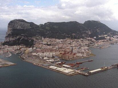 El aeropuerto y el puerto marítimo ubicados frente al Peñón de Gibraltar.