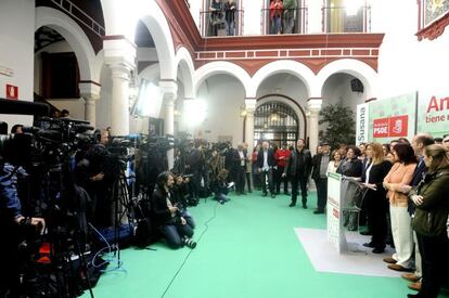 La presidenta de la Junta de Andalucía en funciones, Susana Díaz, durante la conferencia de prensa tras la primera reunión de la Ejecutiva regional del PSOE. Efe