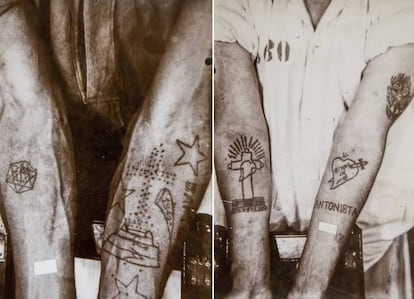 Dos presos muestran para la cámara de la prisión sus tatuajes. Cada una de las fotografías quedó depositada con una ficha que documenta los datos personales del preso, el delito por el que fue condenado y si era reincidente, y los del dibujo: quién lo hizo, cuándo, dónde, de qué color es, qué muestra, y en qué parte del cuerpo está ubicado.