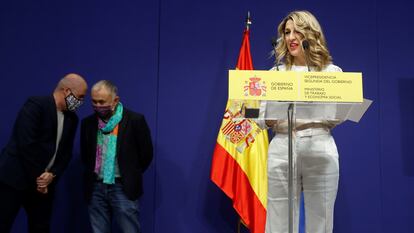 La vicepresidenta segunda, Yolanda Díaz, durante una rueda de prensa tras su encuentro con los secretarios generales de CC OO, Unai Sordo (izquierda), y de UGT, Pepe Álvarez, este miércoles.