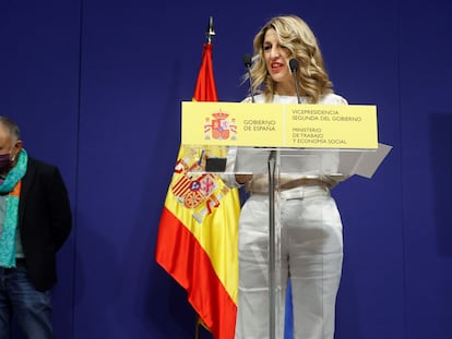 La vicepresidenta segunda, Yolanda Díaz, durante una rueda de prensa tras su encuentro con los secretarios generales de CC OO, Unai Sordo (izquierda), y de UGT, Pepe Álvarez, este miércoles.