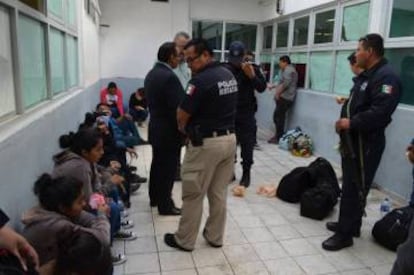 Migrantes centroamericanos interceptados en M&eacute;xico camino a EE UU.
