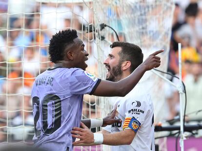 Vinicius points to the fan who insulted him, with Valencia's José Gayà attempting to calm him down.