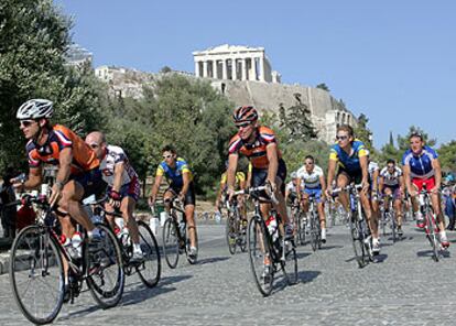 Un grupo de ciclistas, entrenándose a los pies de la Acrópolis.
