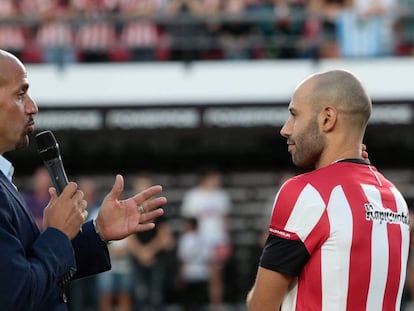 El presidente de Estudiantes de La Plata, Juan Sebastián Verón (i), presenta a Javier Mascherano.