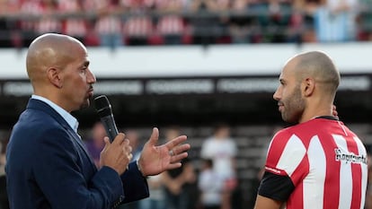 El presidente de Estudiantes de La Plata, Juan Sebastián Verón (i), presenta a Javier Mascherano.