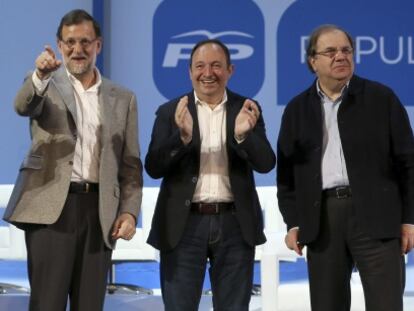 El presidente del Gobierno y del Partido Popular, Mariano Rajoy, acompa&ntilde;ado por la secretaria general del partido, Mar&iacute;a Dolores de Cospedal; la candidata a la Comunidad de Madrid, Cristina Cifuentes; el candidato a la reeleccion en La Rioja, Pedro Sanz; y el candidato a la reeleccion en Castilla y Le&oacute;n, Juan Vicente Herrera.