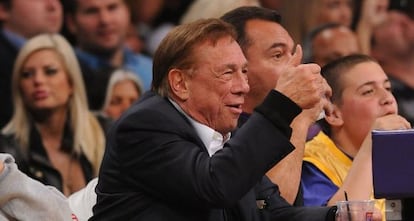 Donald Sterling, a pie de cancha en un partido que enfrentaba a los Clippers con los Lakers en febrero de 2011.