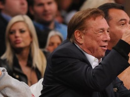 Donald Sterling, a pie de cancha en un partido que enfrentaba a los Clippers con los Lakers en febrero de 2011.